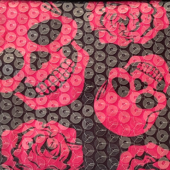 💕Women’s Betsy Johnson 💕Wristlet/Wallet💕Skull and Rose Pattern🌹💀 - Picture 5 of 8